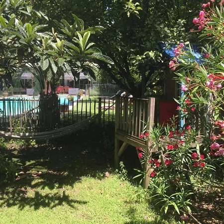 فيلة Family In With Large Pool